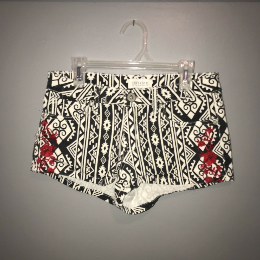 Short short with pattern